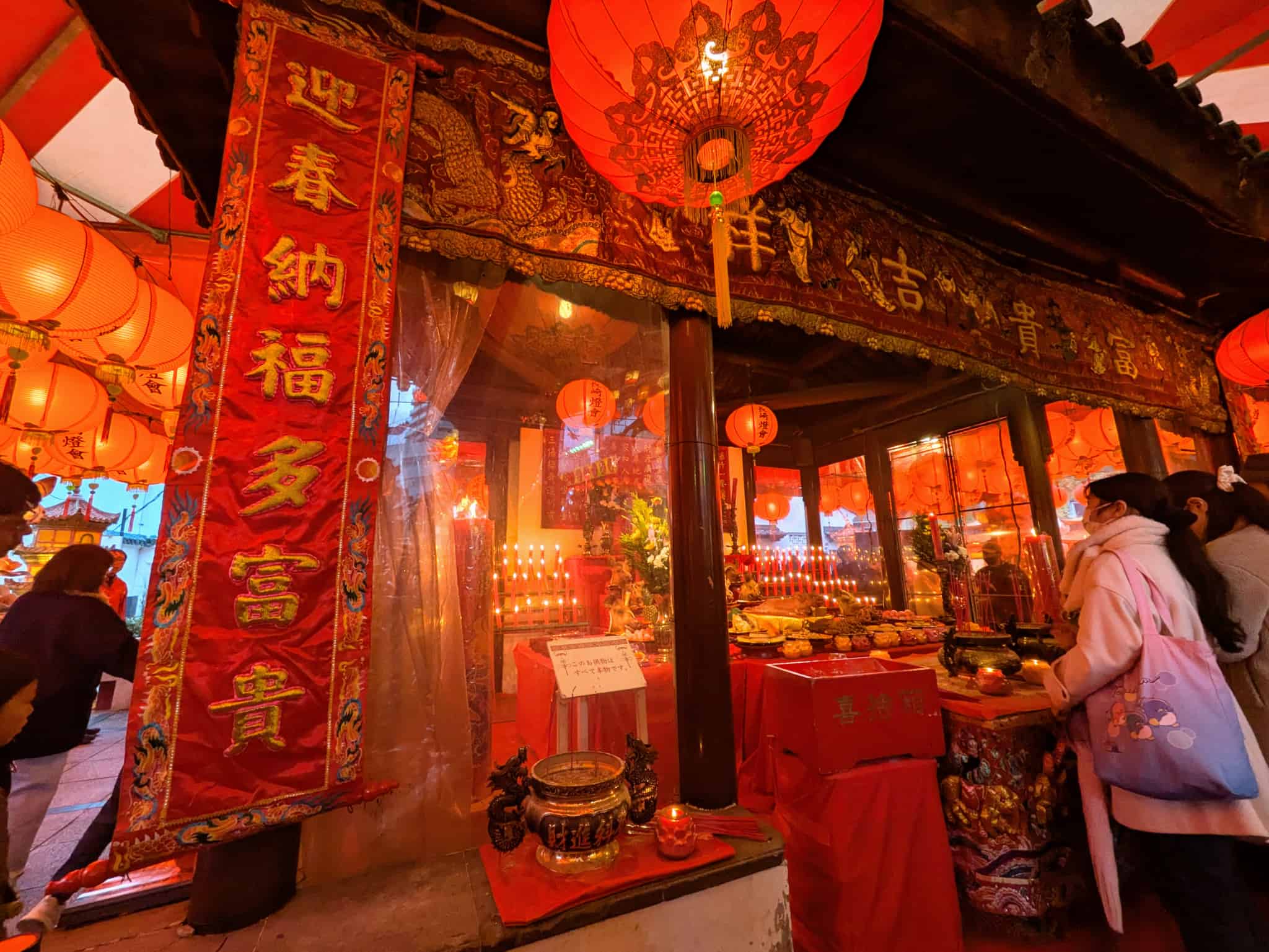 豚の頭の祭壇（遠景）