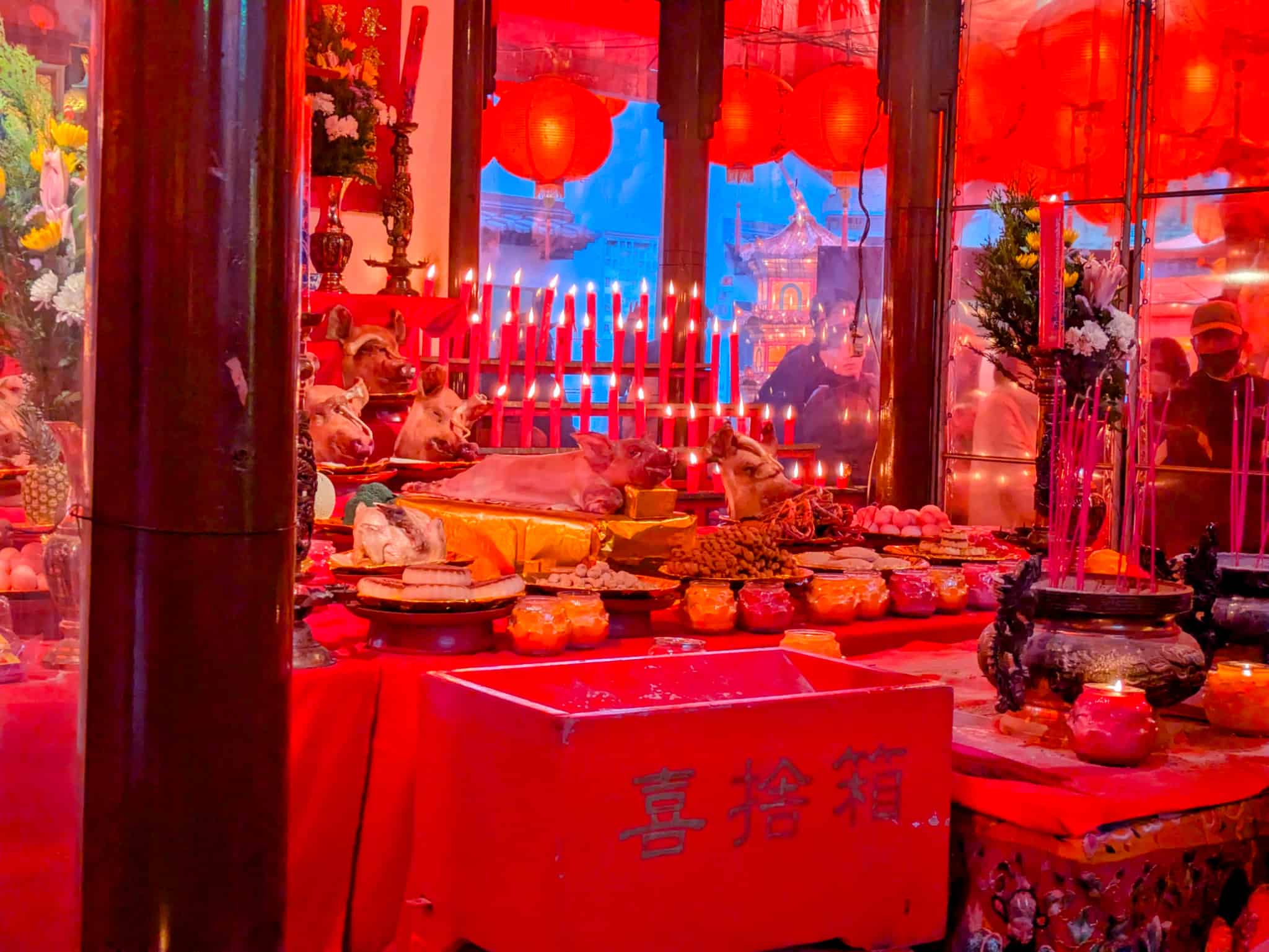 豚の頭の祭壇（近景）