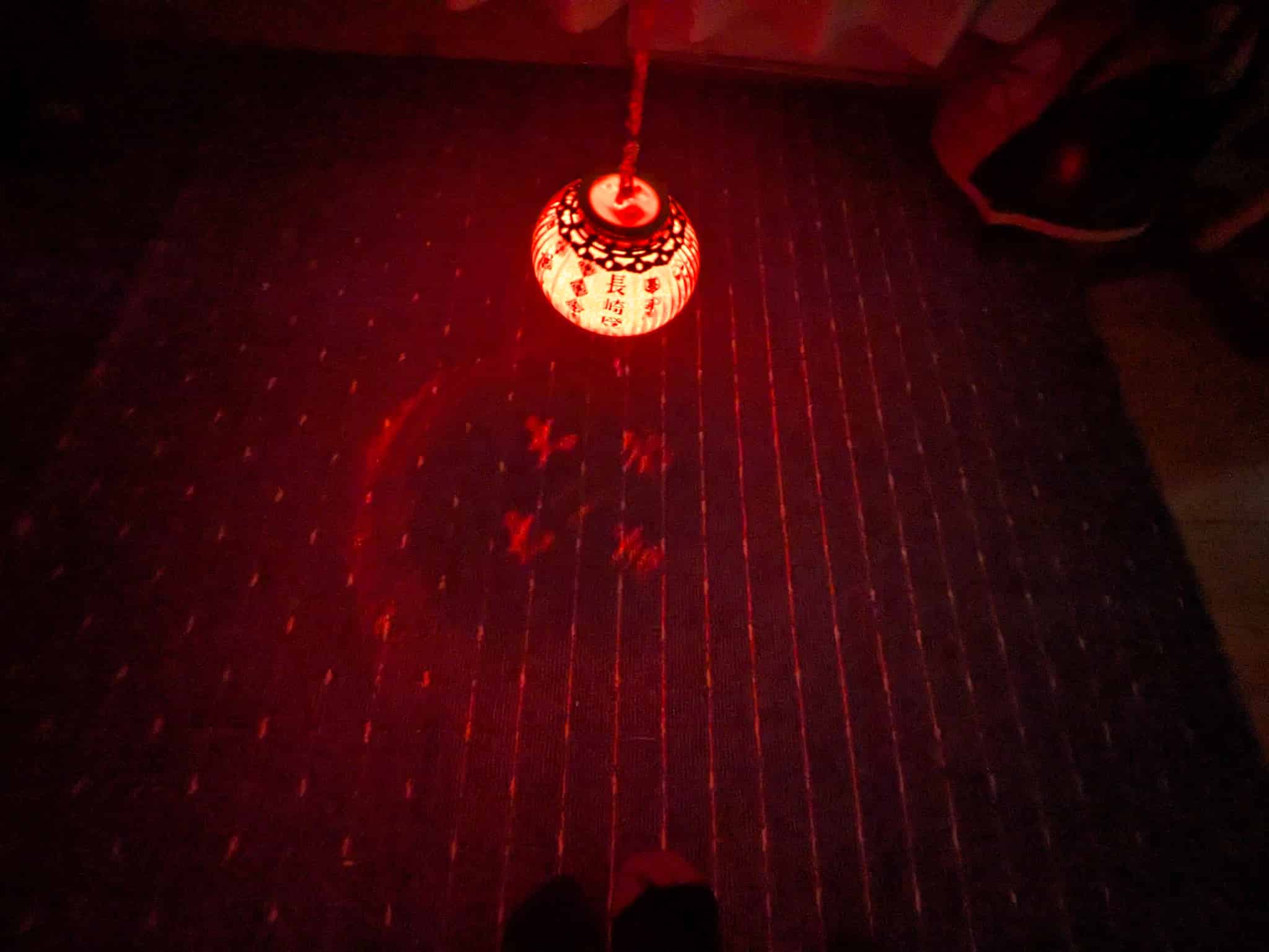 地面に文字が投影される様子