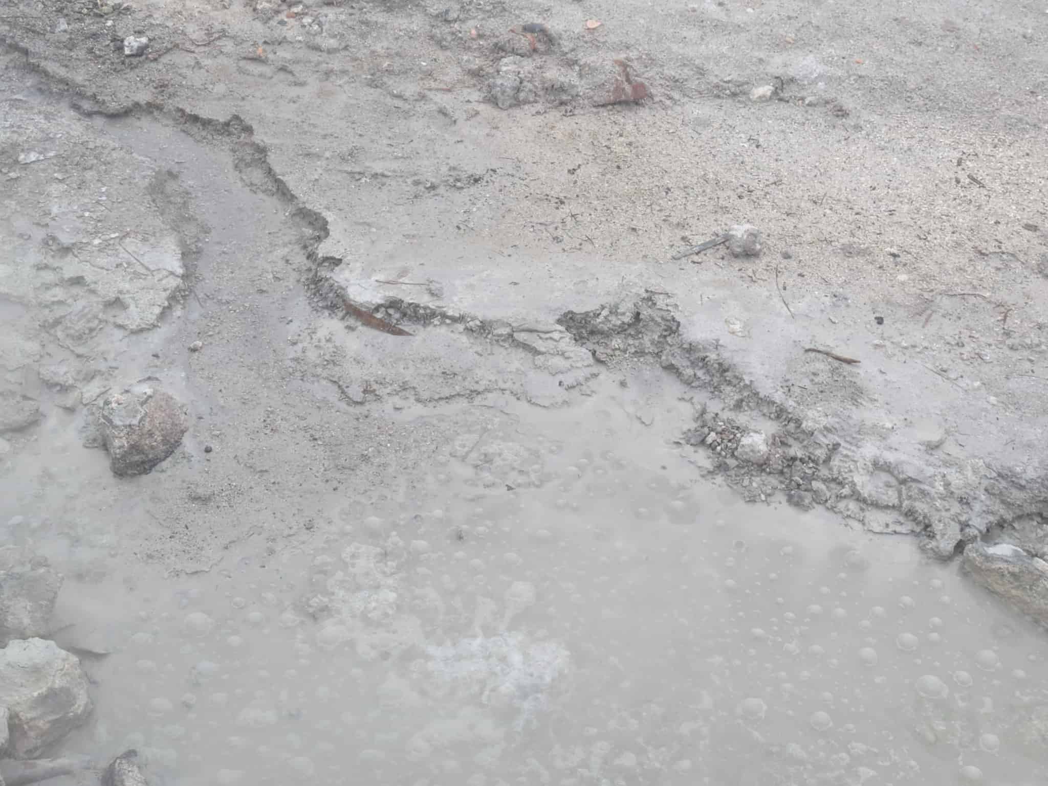 霧と湯気でポコポコしている雲仙地獄