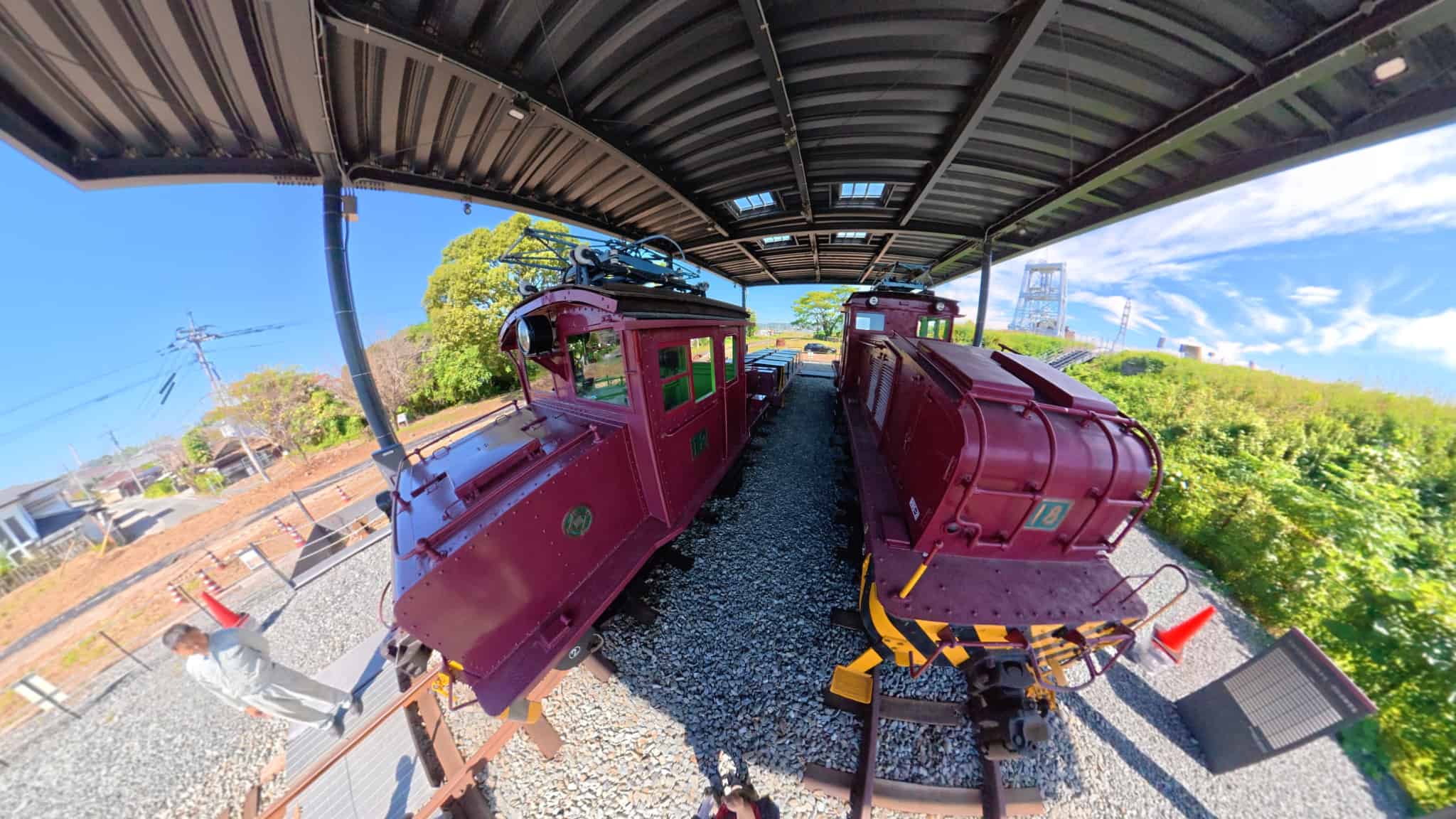 屋外に展示されている炭鉱列車