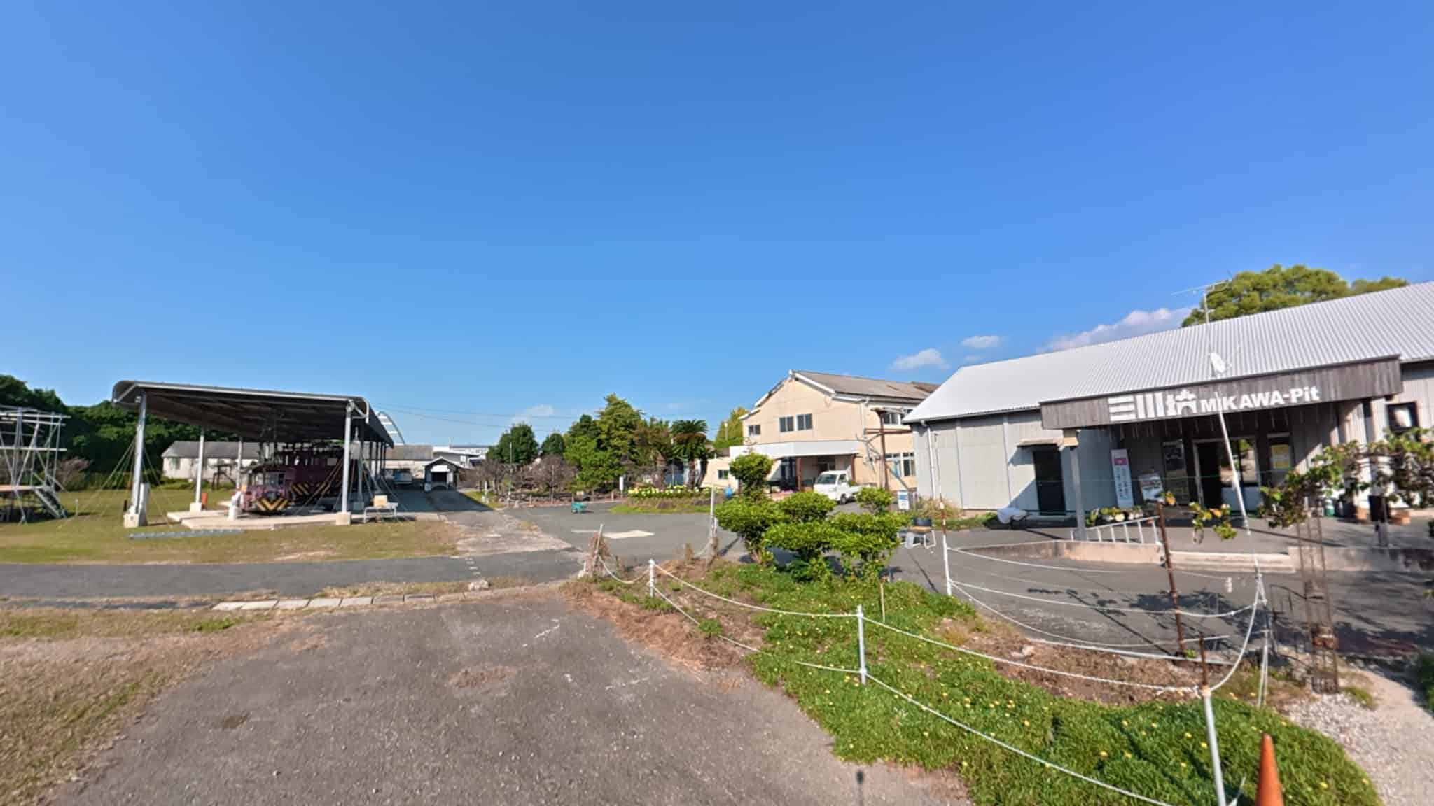 売店とガイドさんがいる建物