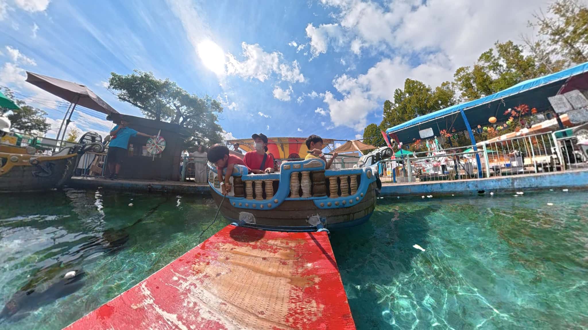 公園で遊ぶ子どもたちとOsmo 360で撮影した360度写真