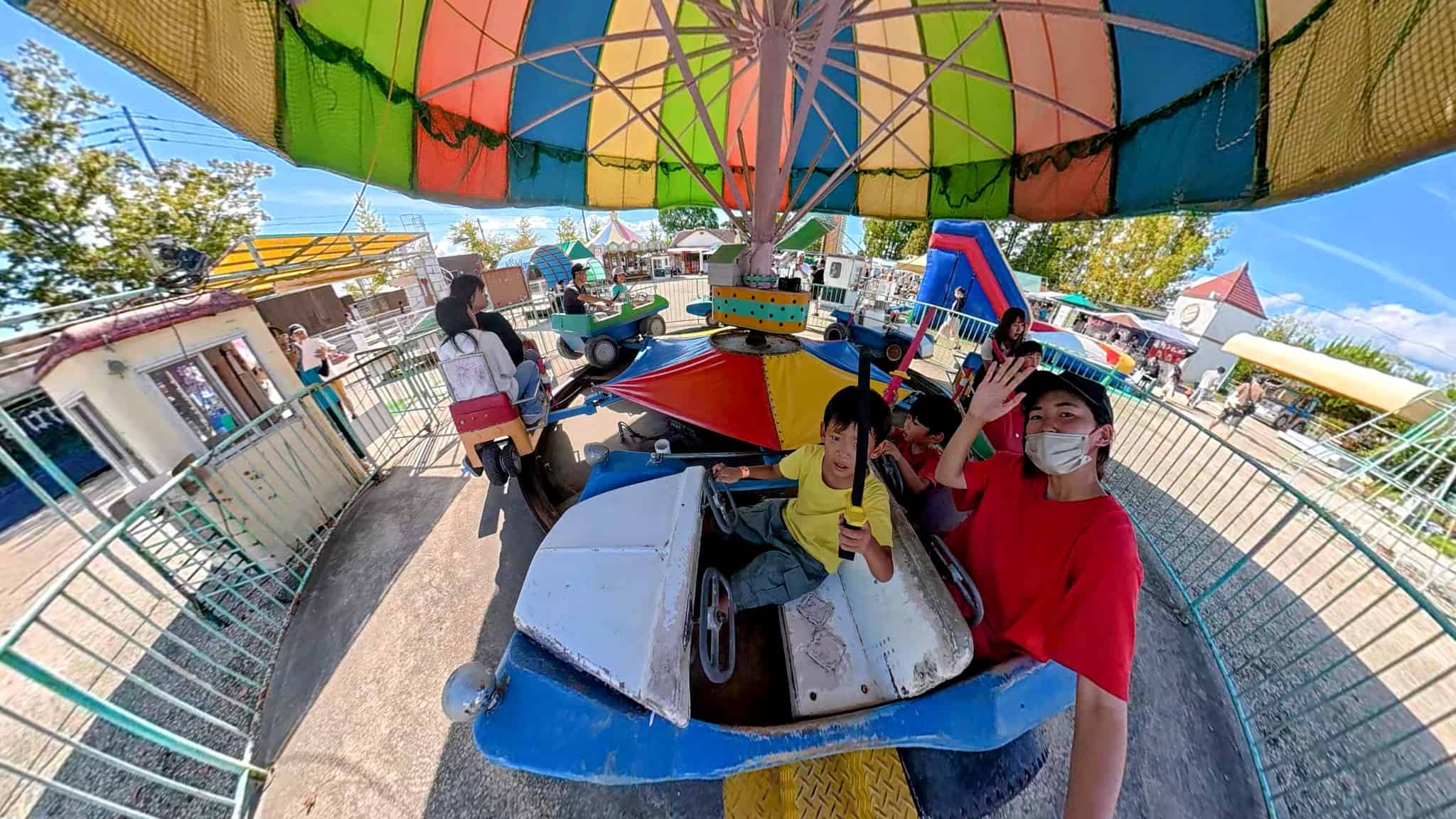 子どもと公園で遊ぶ風景とDJI Osmo 360