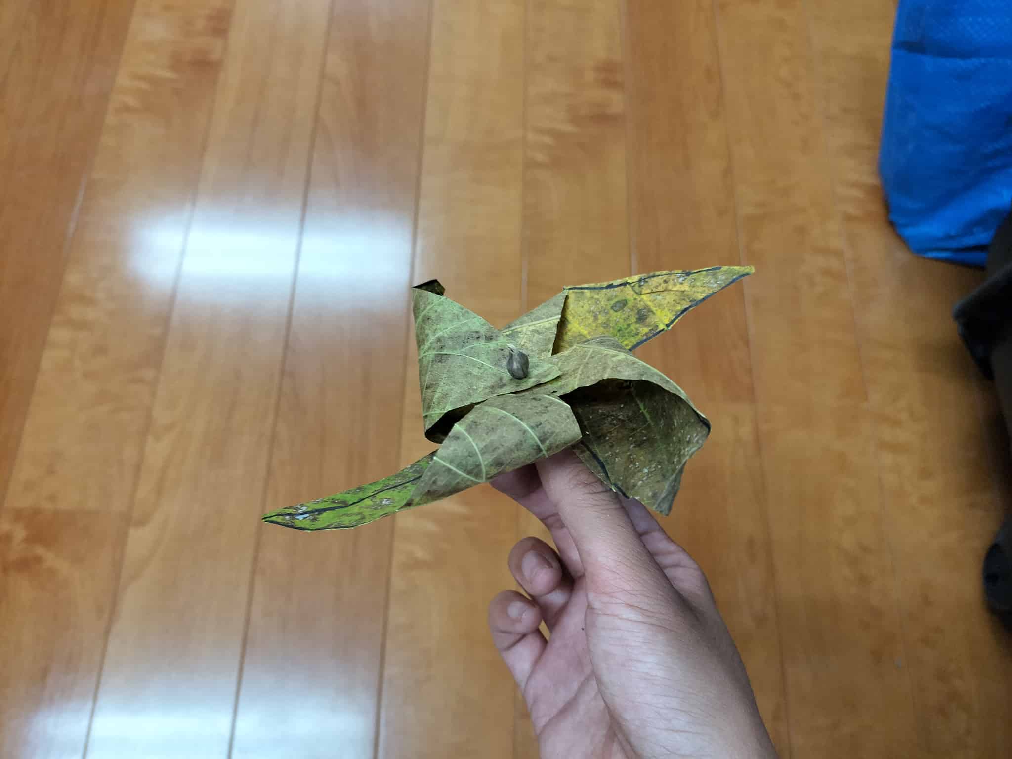 完成した落ち葉の風車