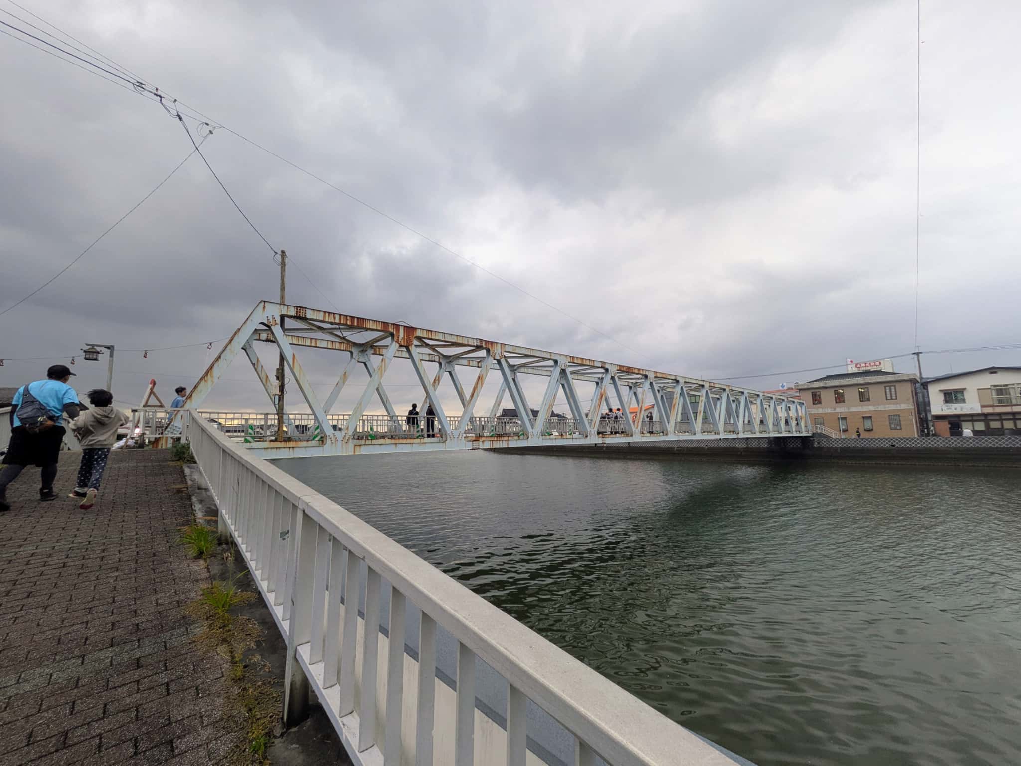 観覧席が設けられる橋