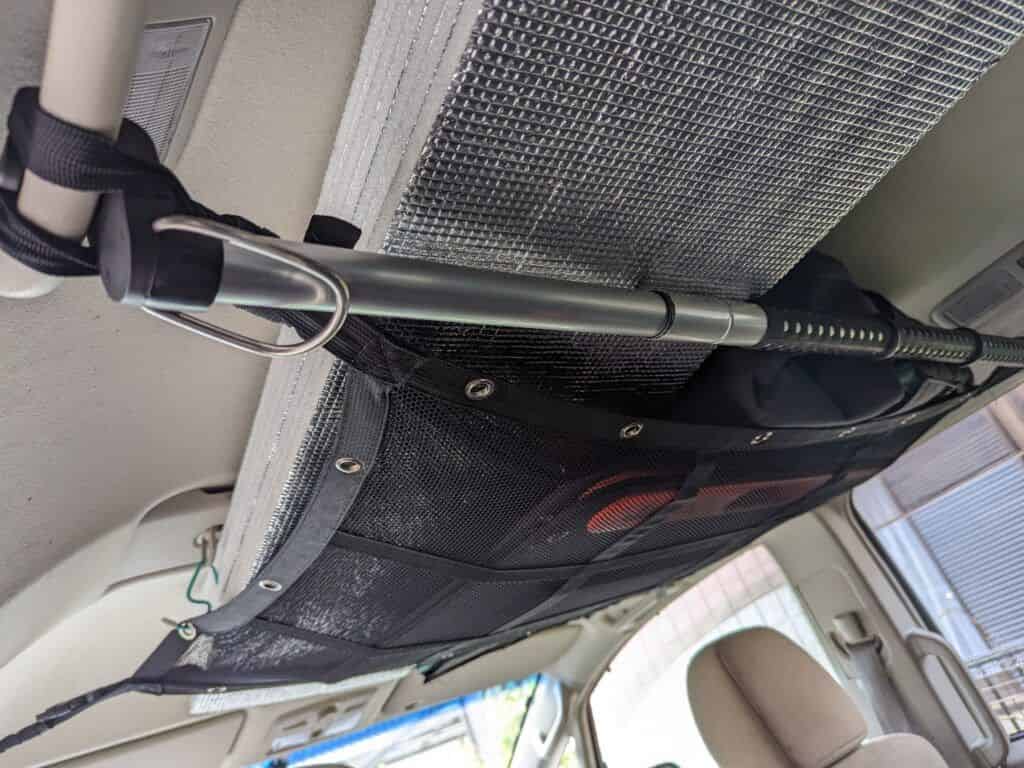 突っ張り棒で補強した様子